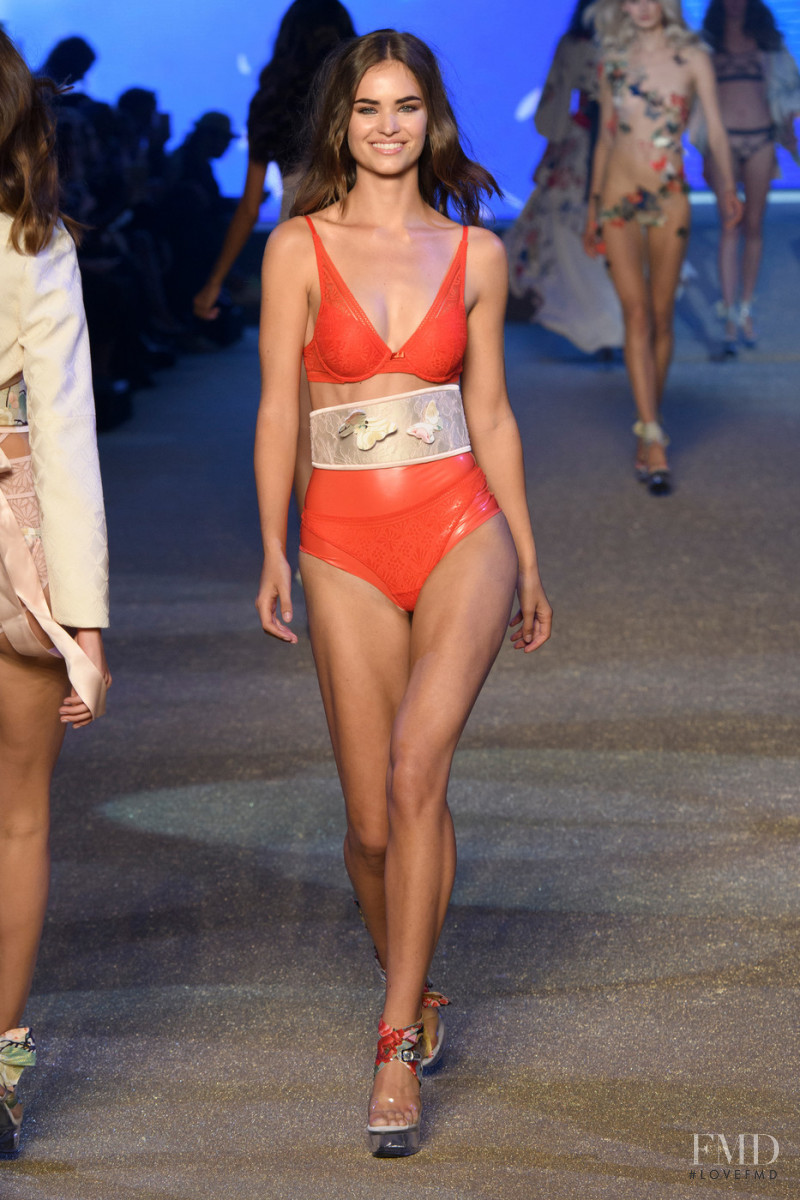 Robin Holzken featured in  the Etam fashion show for Spring/Summer 2018