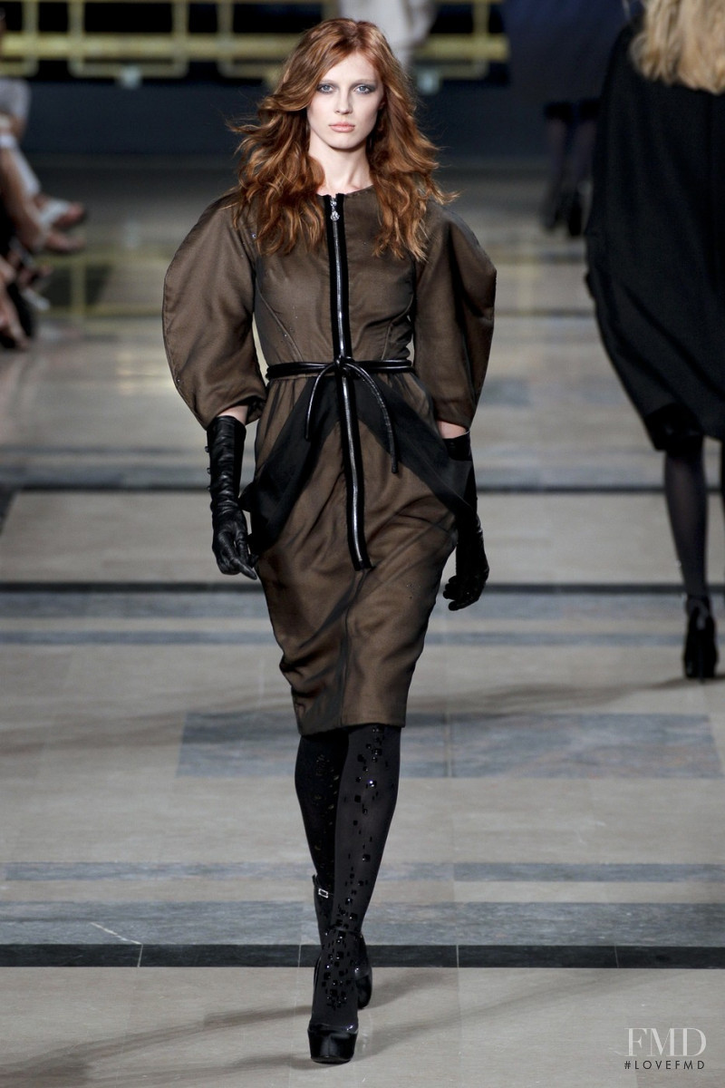 Olga Sherer featured in  the Stéphane Rolland fashion show for Autumn/Winter 2010