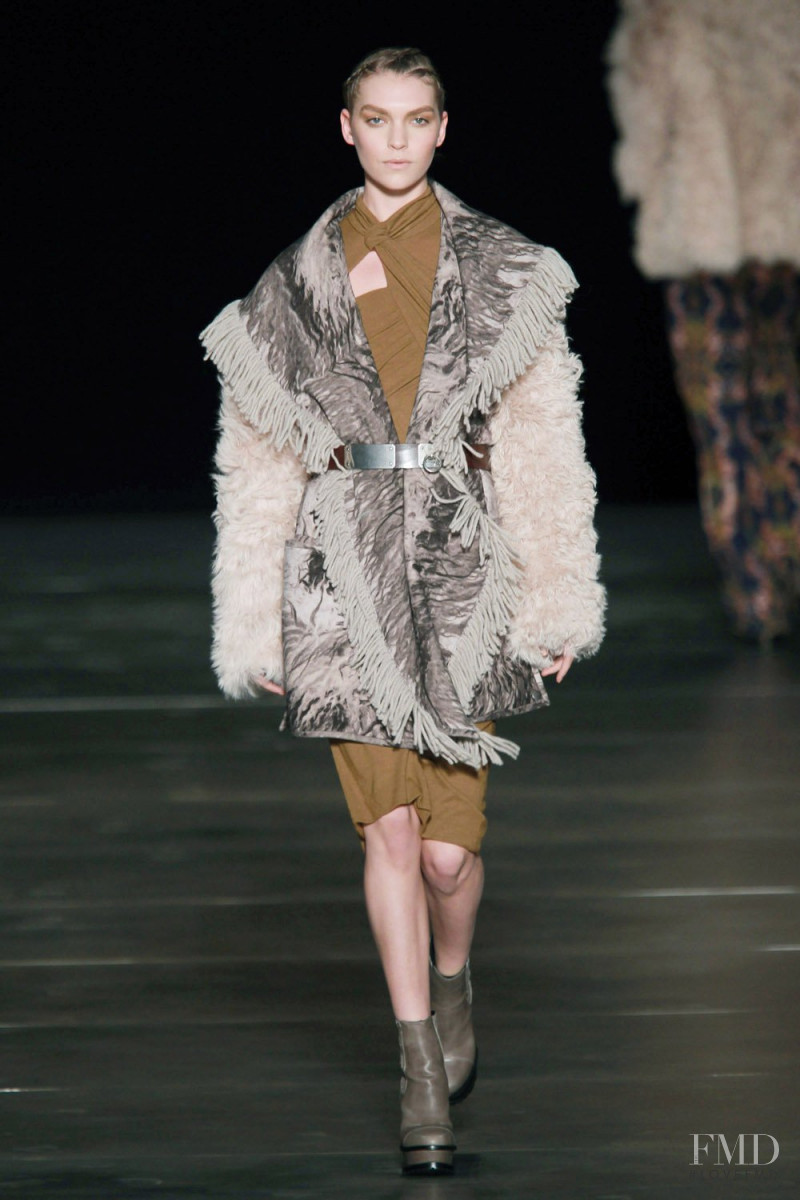 Arizona Muse featured in  the Etro fashion show for Autumn/Winter 2011