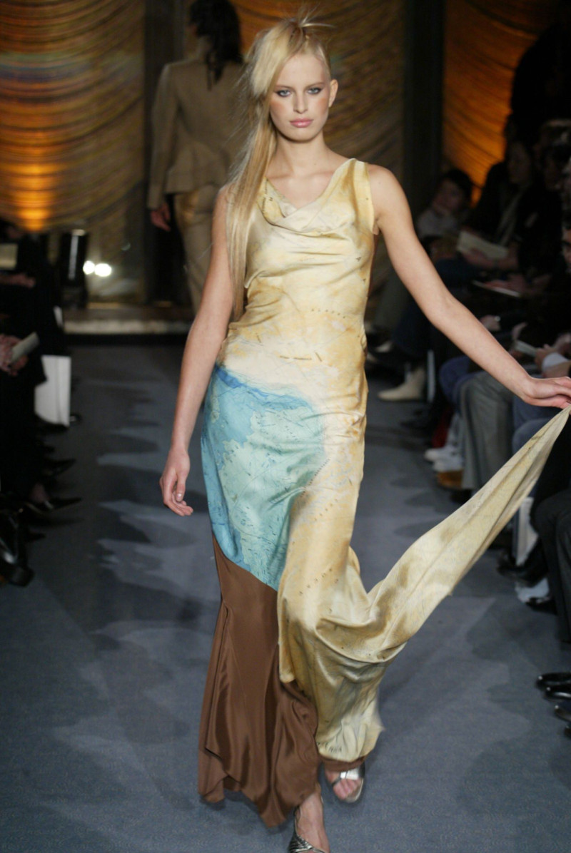 Karolina Kurkova featured in  the Zac Posen fashion show for Autumn/Winter 2003
