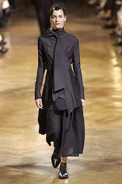 Yohji Yamamoto fashion show for Spring/Summer 2003