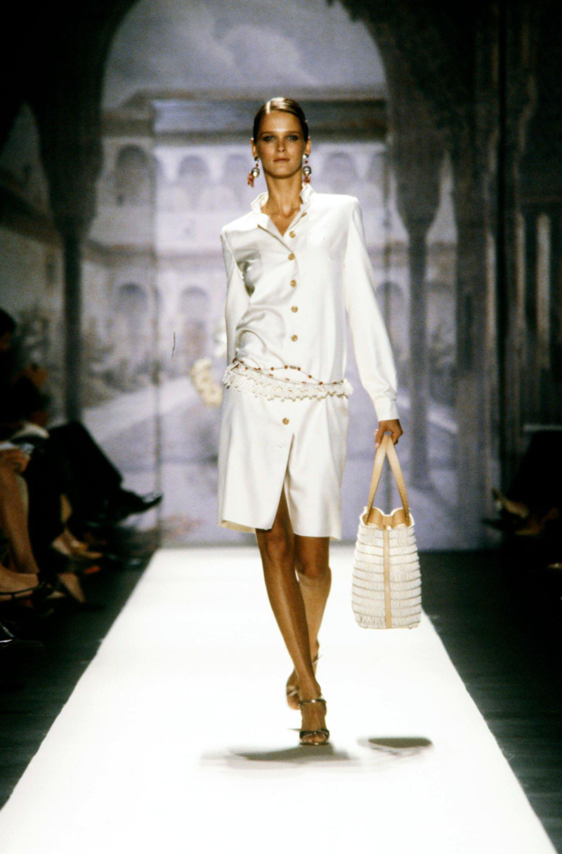 Carmen Kass featured in  the Oscar de la Renta fashion show for Spring/Summer 2003