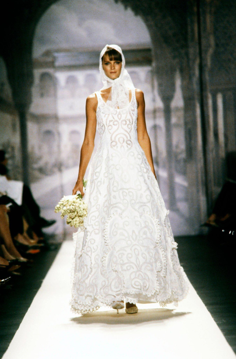 Carmen Kass featured in  the Oscar de la Renta fashion show for Spring/Summer 2003