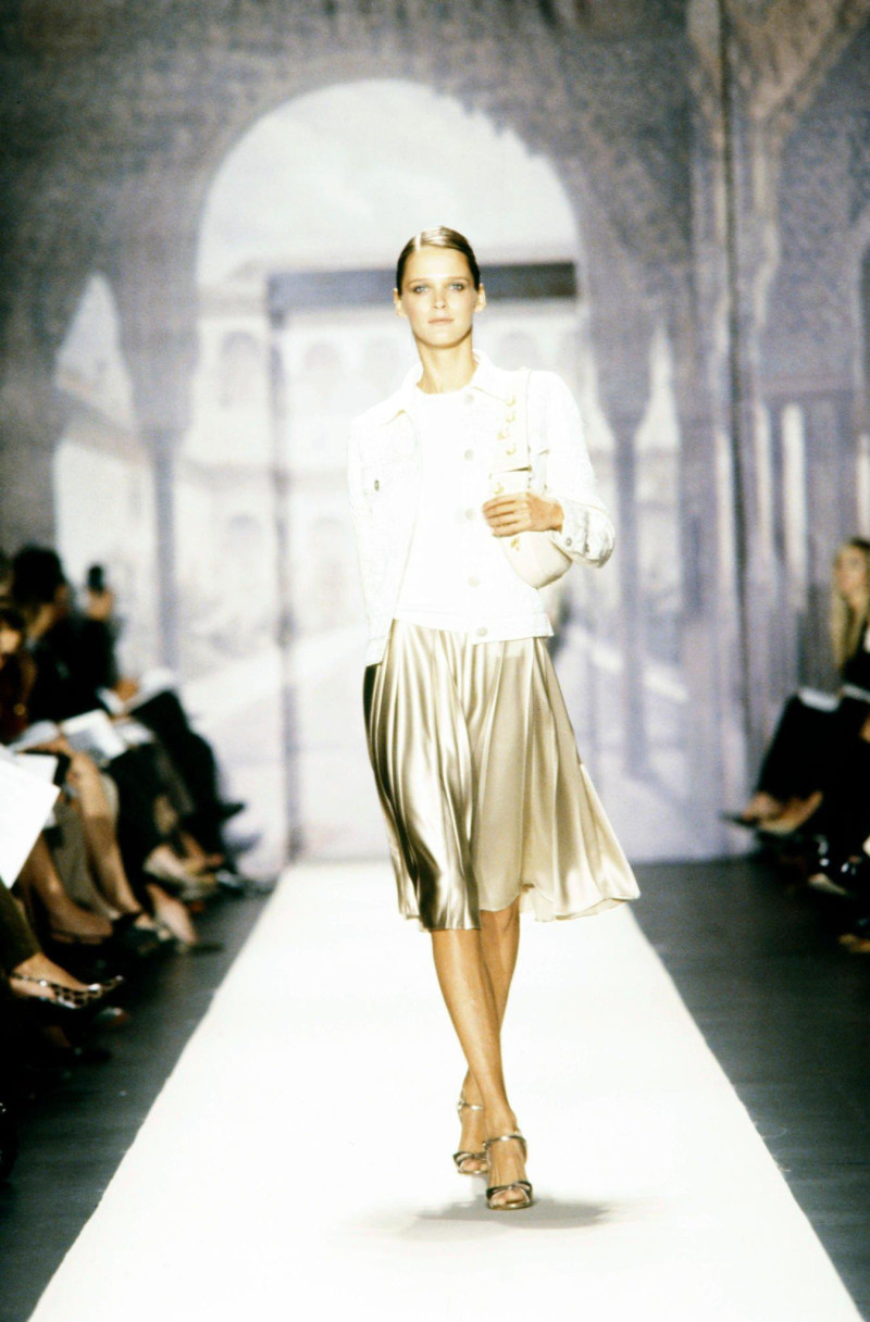 Carmen Kass featured in  the Oscar de la Renta fashion show for Spring/Summer 2003