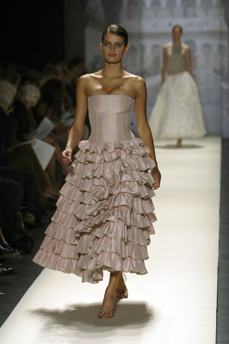 Isabeli Fontana featured in  the Oscar de la Renta fashion show for Spring/Summer 2003