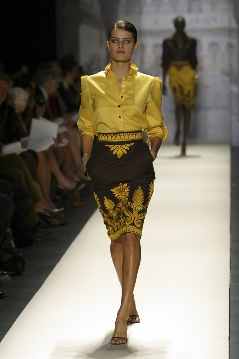 Isabeli Fontana featured in  the Oscar de la Renta fashion show for Spring/Summer 2003