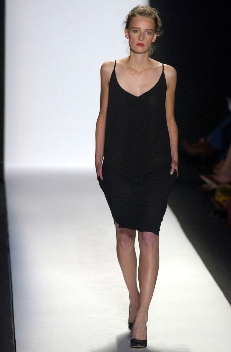 Narciso Rodriguez fashion show for Spring/Summer 2003