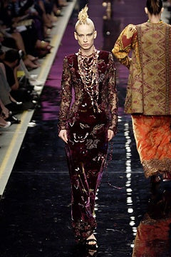 Emanuel Ungaro Haute-Couture fashion show for Autumn/Winter 2002