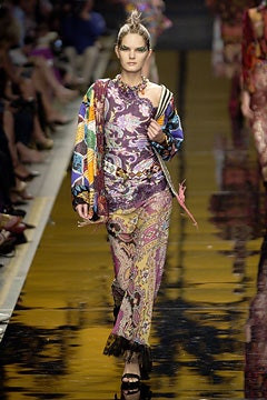 Emanuel Ungaro Haute-Couture fashion show for Autumn/Winter 2002