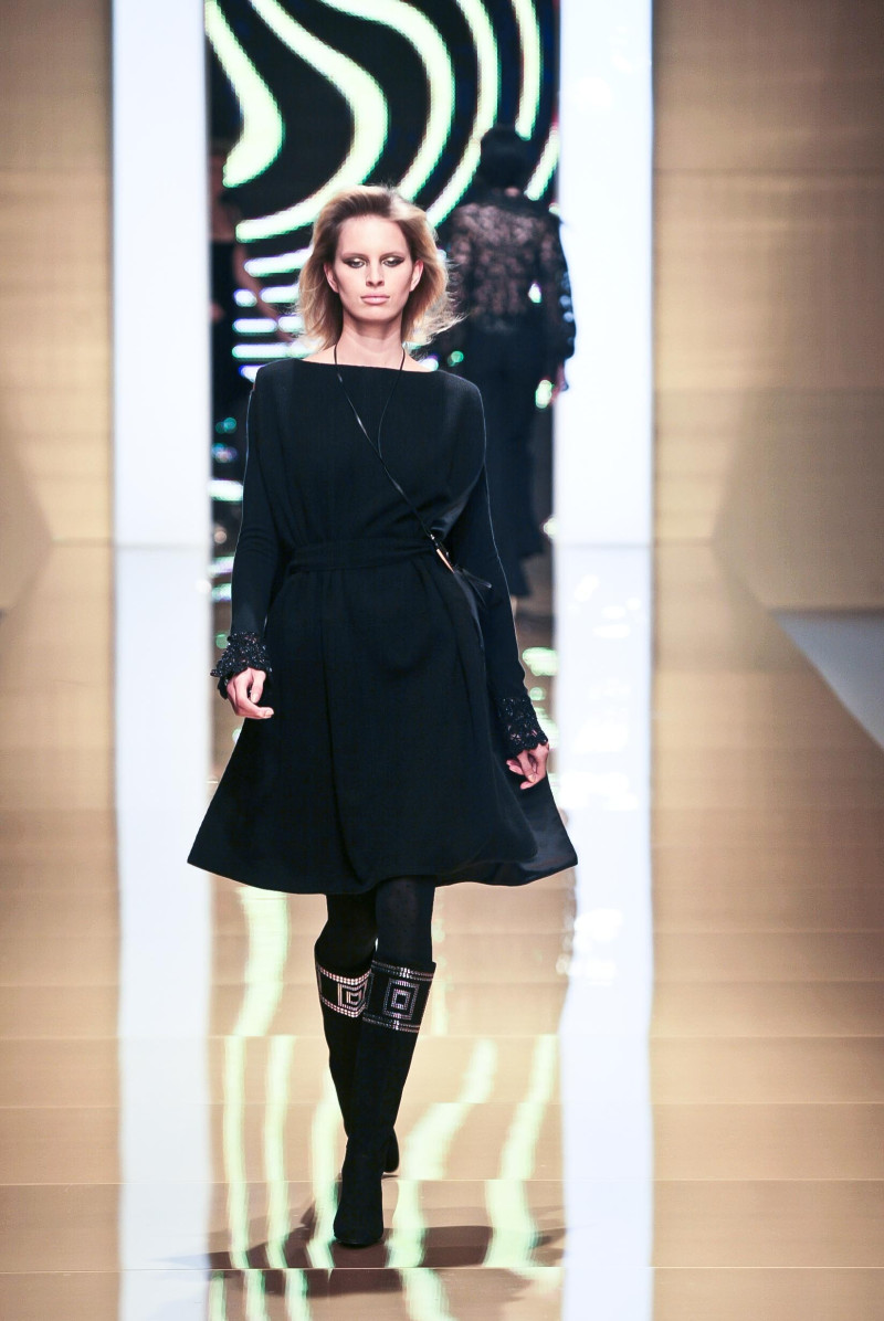 Karolina Kurkova featured in  the Valentino fashion show for Autumn/Winter 2002