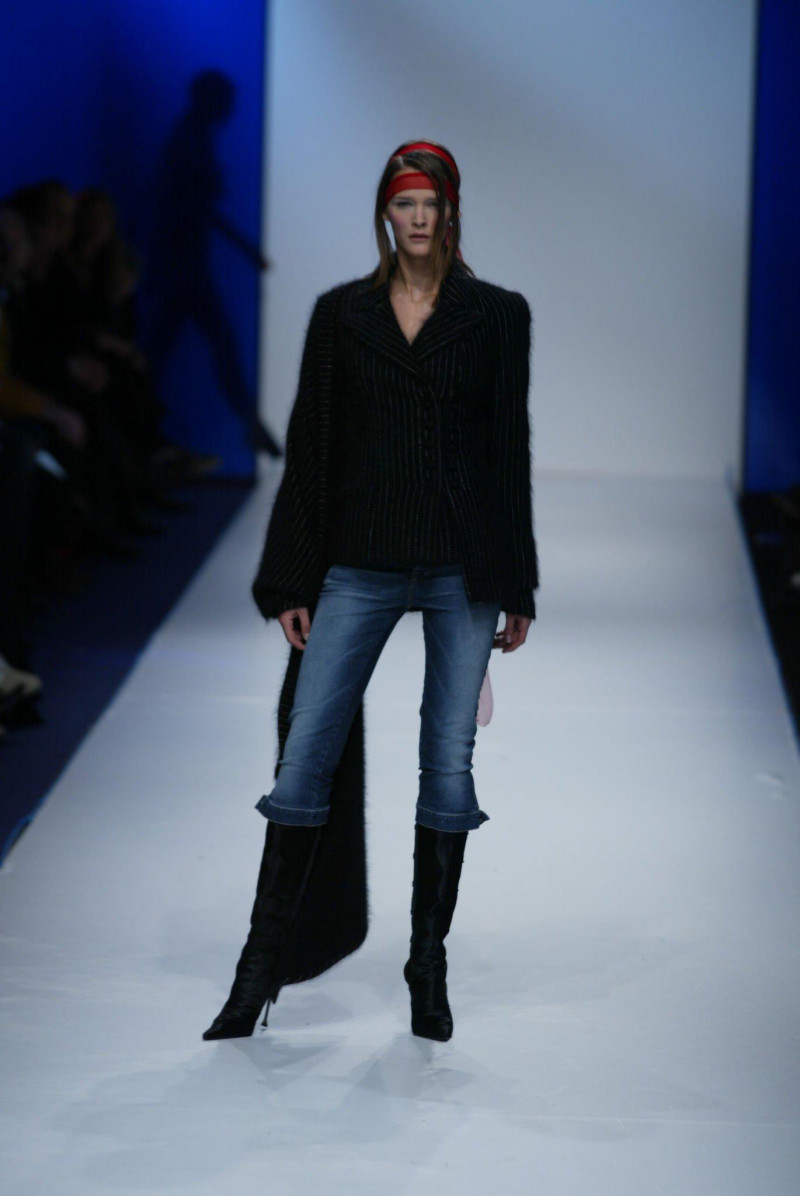 Carmen Kass featured in  the Lagerfeld Gallery fashion show for Autumn/Winter 2002