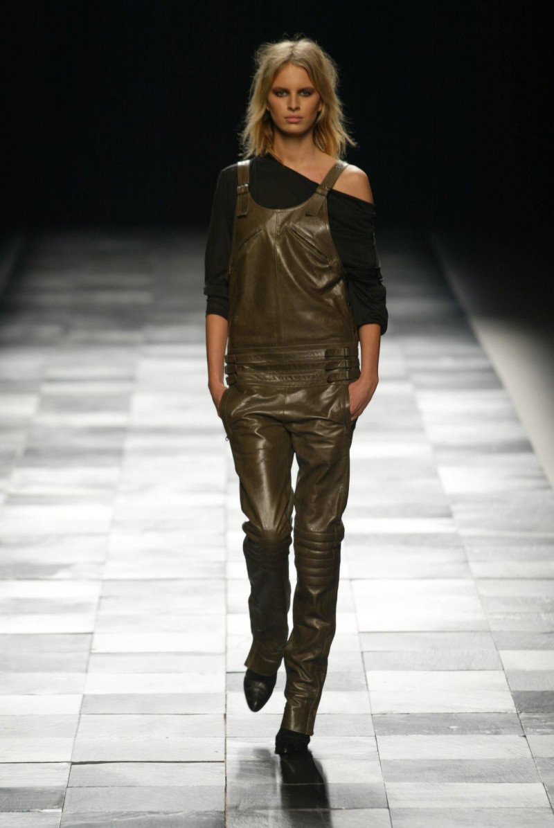 Karolina Kurkova featured in  the Givenchy fashion show for Autumn/Winter 2002