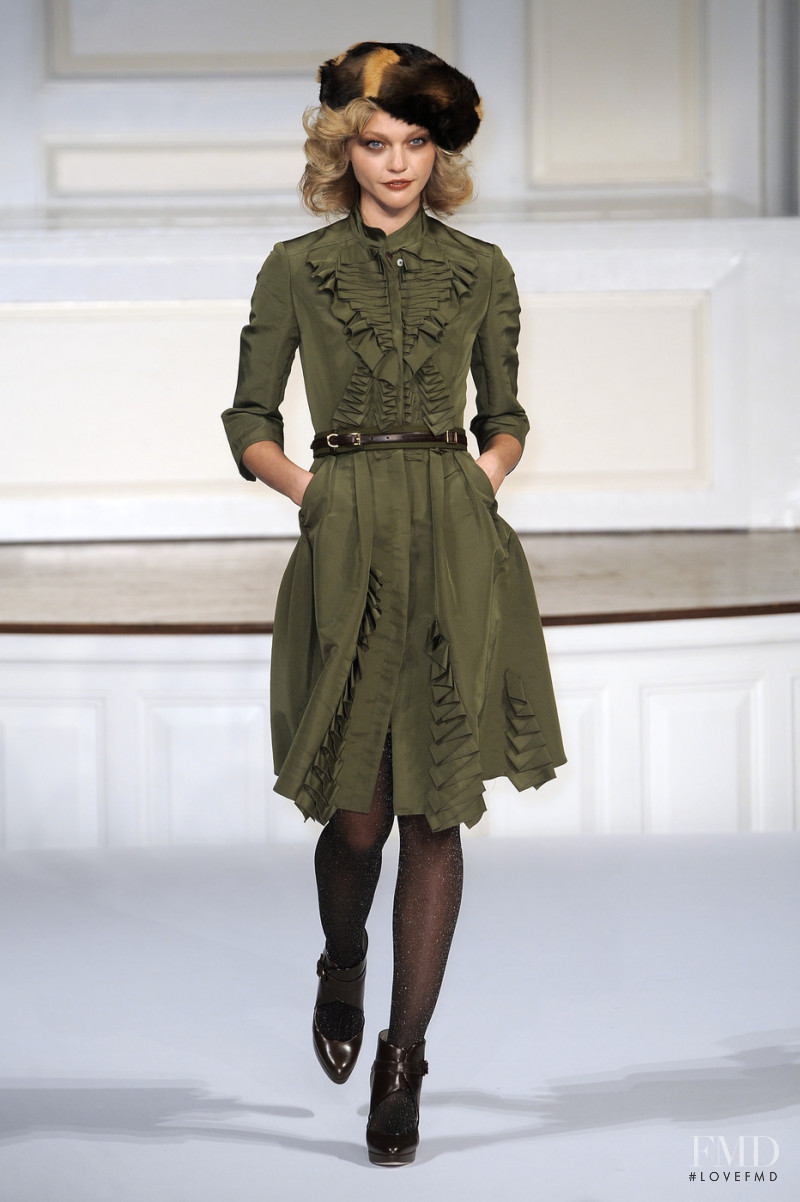 Sasha Pivovarova featured in  the Oscar de la Renta fashion show for Autumn/Winter 2010