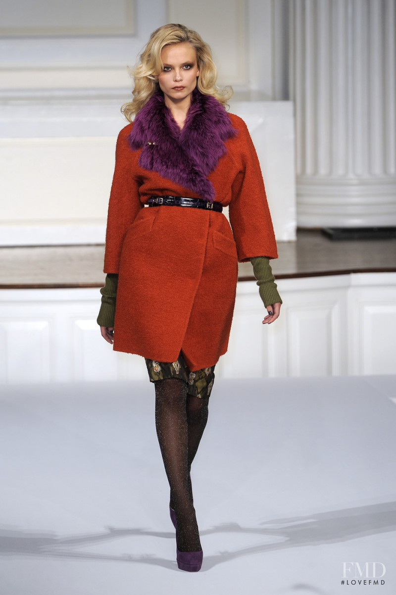 Natasha Poly featured in  the Oscar de la Renta fashion show for Autumn/Winter 2010
