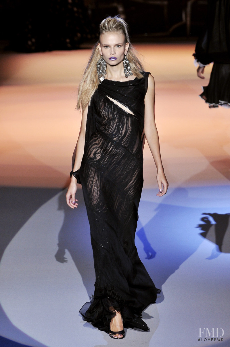 Natasha Poly featured in  the Zac Posen fashion show for Spring/Summer 2009