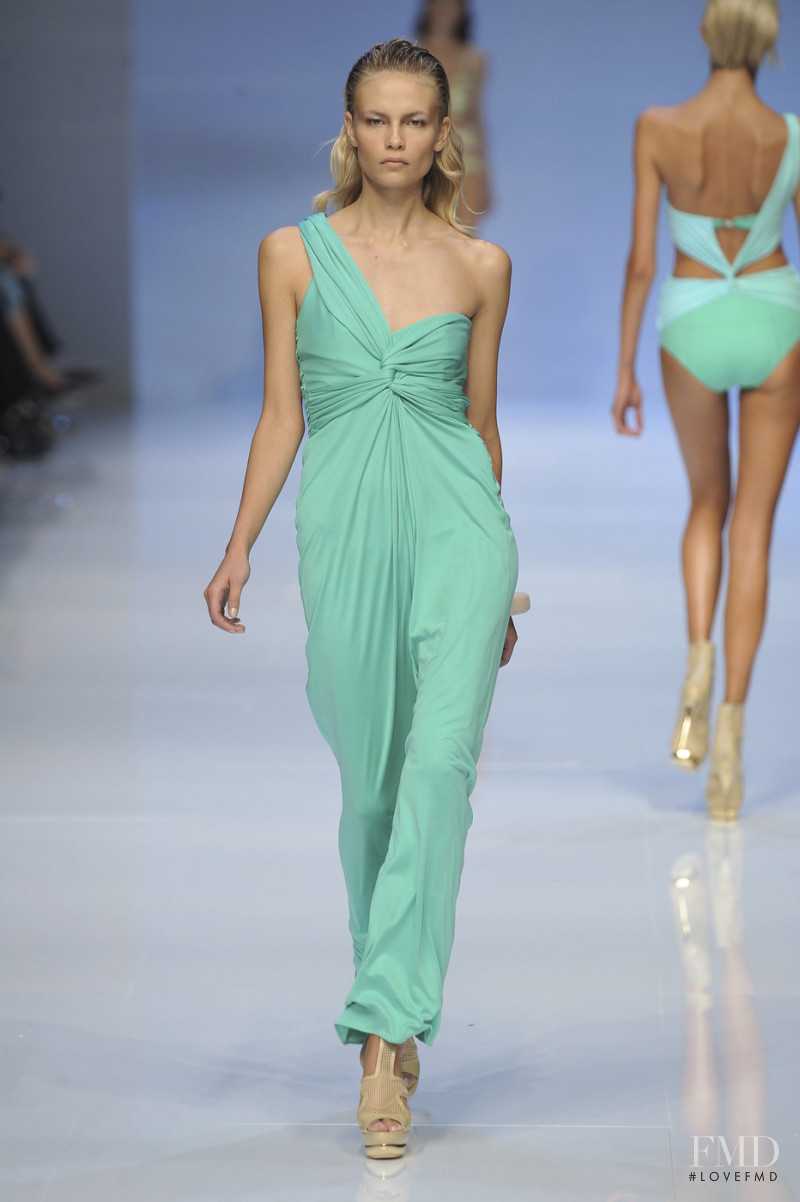 Natasha Poly featured in  the Pucci fashion show for Spring/Summer 2009