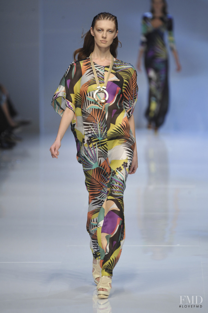 Olga Sherer featured in  the Pucci fashion show for Spring/Summer 2009