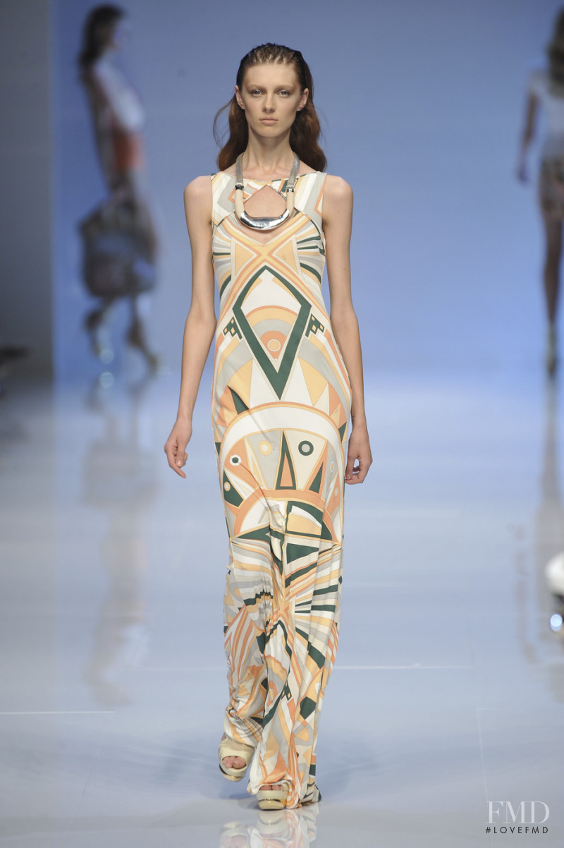 Olga Sherer featured in  the Pucci fashion show for Spring/Summer 2009