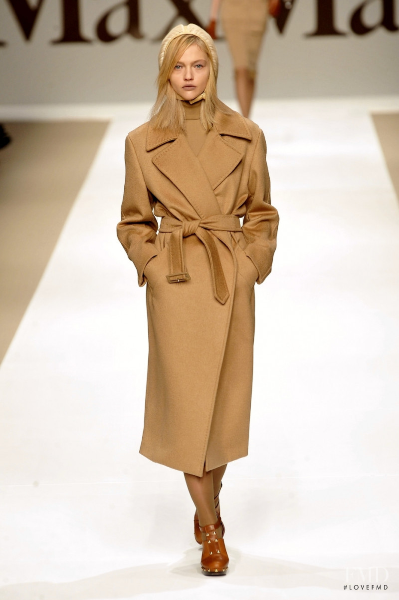 Sasha Pivovarova featured in  the Max Mara fashion show for Autumn/Winter 2009