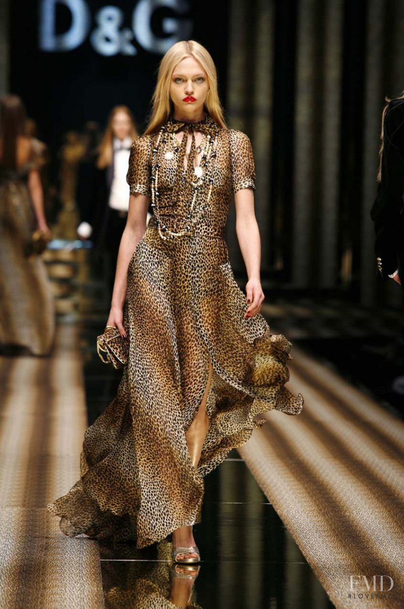 Sasha Pivovarova featured in  the D&G fashion show for Autumn/Winter 2007