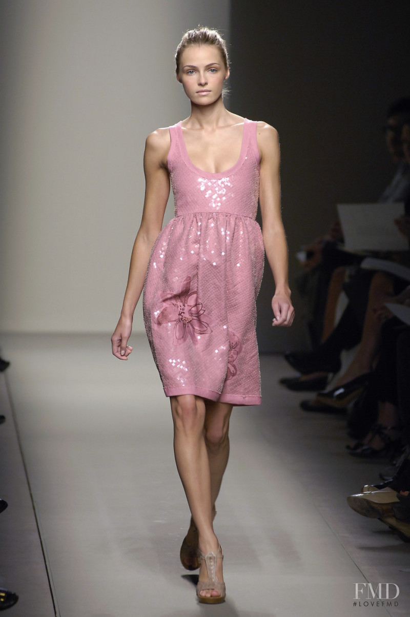 Valentina Zelyaeva featured in  the Bottega Veneta fashion show for Spring/Summer 2007