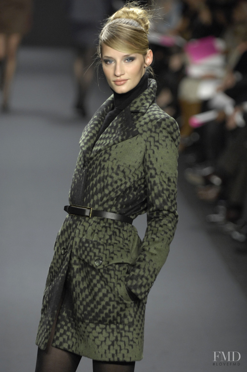 Linda Vojtova featured in  the Bill Blass fashion show for Autumn/Winter 2007