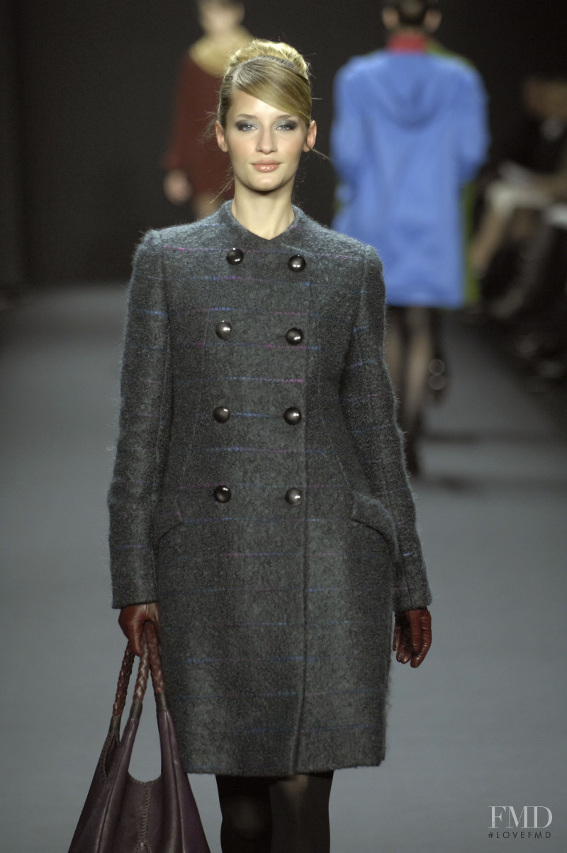 Linda Vojtova featured in  the Bill Blass fashion show for Autumn/Winter 2007