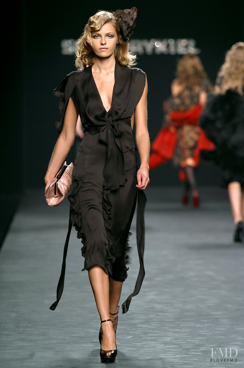 Valentina Zelyaeva featured in  the Sonia Rykiel fashion show for Autumn/Winter 2004