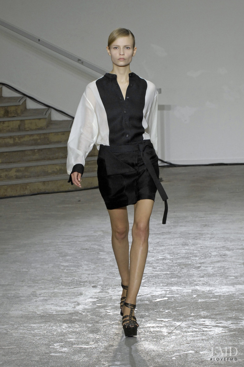 Natasha Poly featured in  the Antonio Berardi fashion show for Spring/Summer 2008