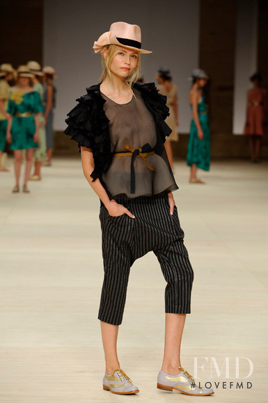 Natasha Poly featured in  the Maria Bonita Extra fashion show for Spring/Summer 2009
