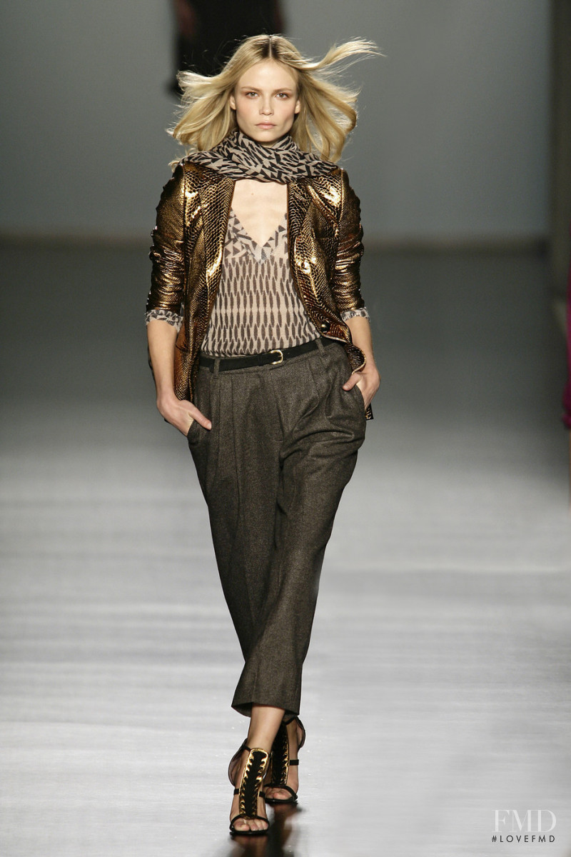 Natasha Poly featured in  the Etro fashion show for Autumn/Winter 2009