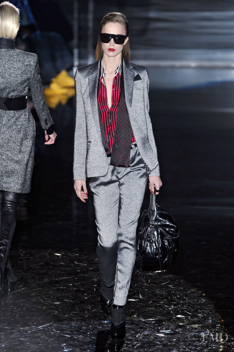 Raquel Zimmermann featured in  the Gucci fashion show for Autumn/Winter 2009