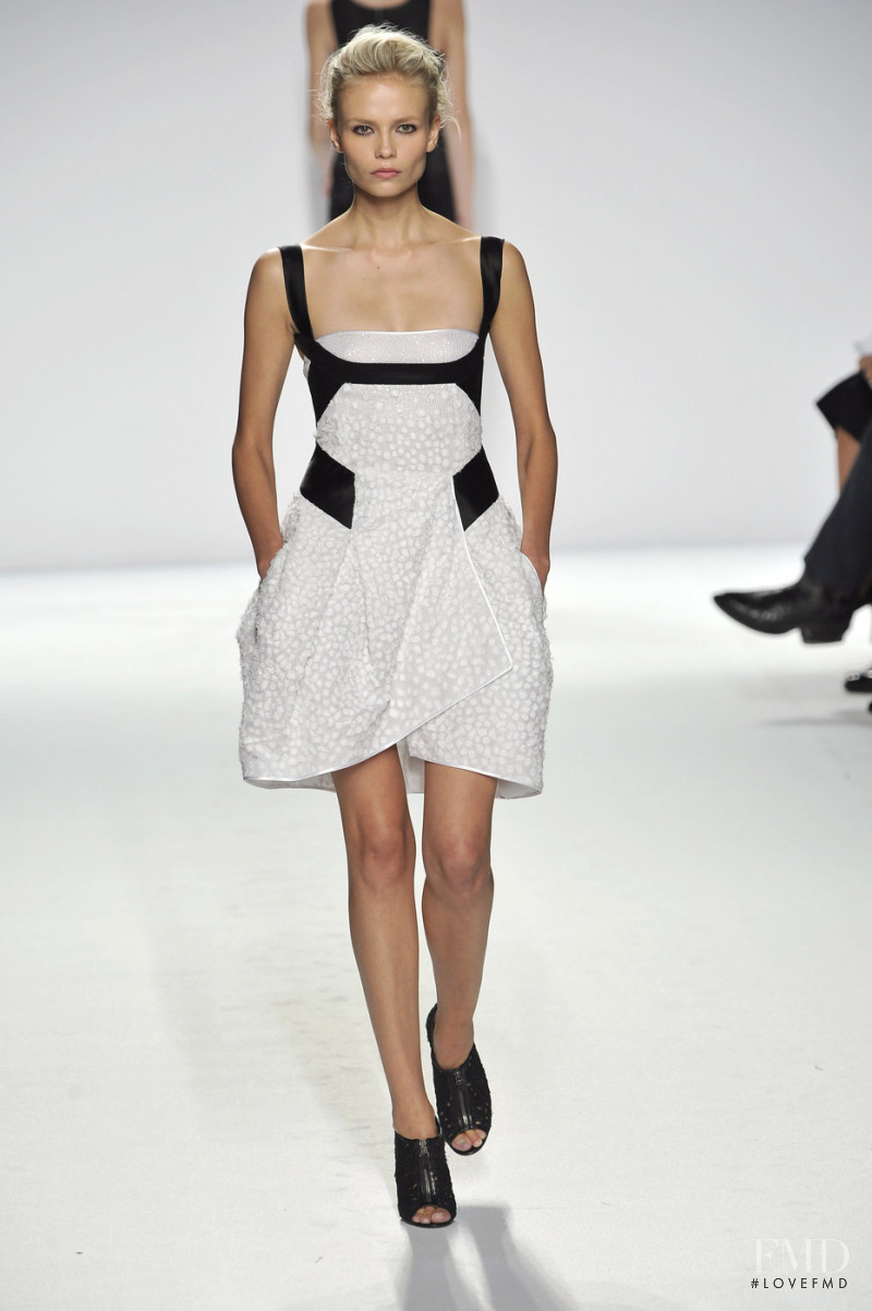 Natasha Poly featured in  the Narciso Rodriguez fashion show for Spring/Summer 2009