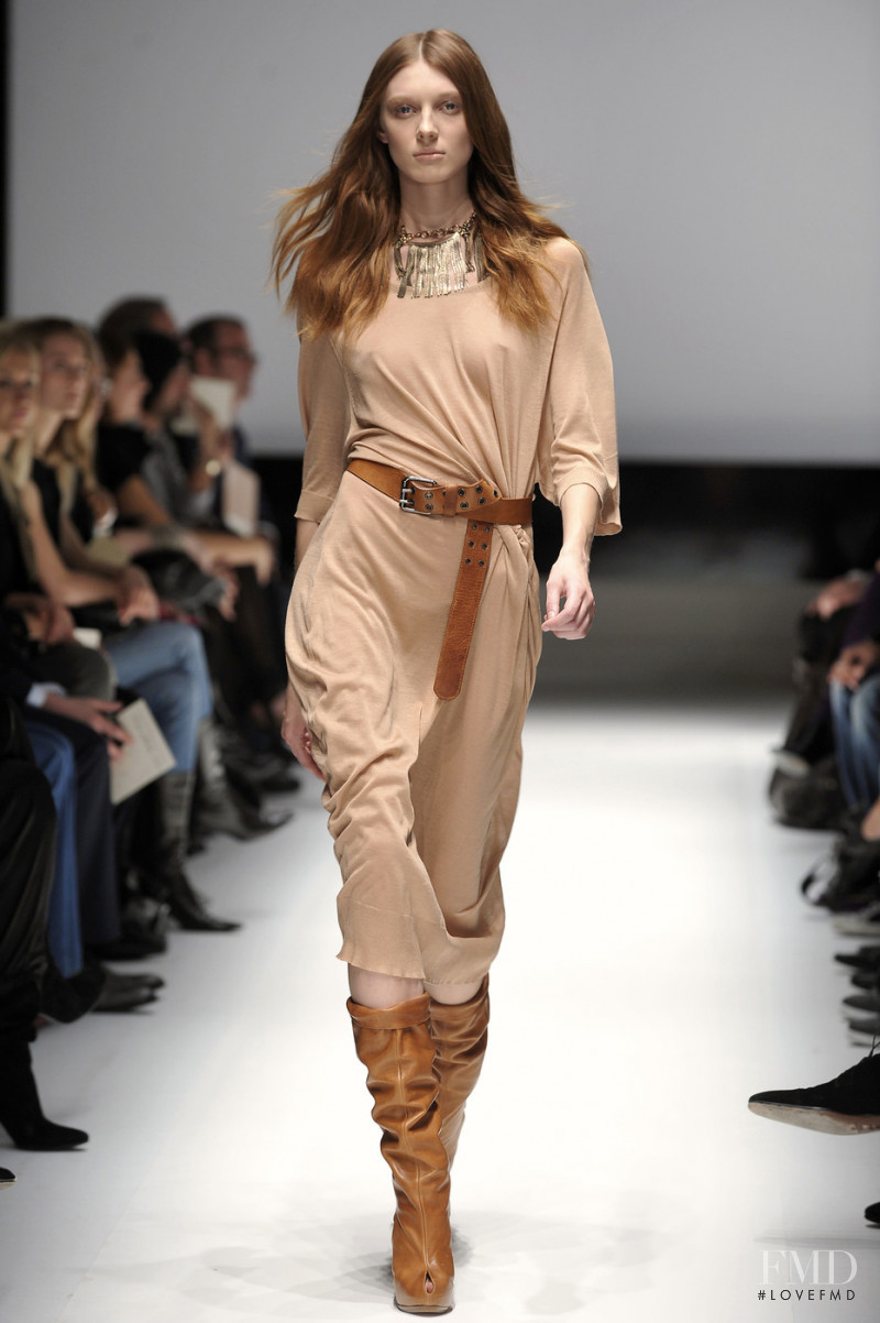 Olga Sherer featured in  the Alessandro Dell\'Acqua fashion show for Spring/Summer 2009