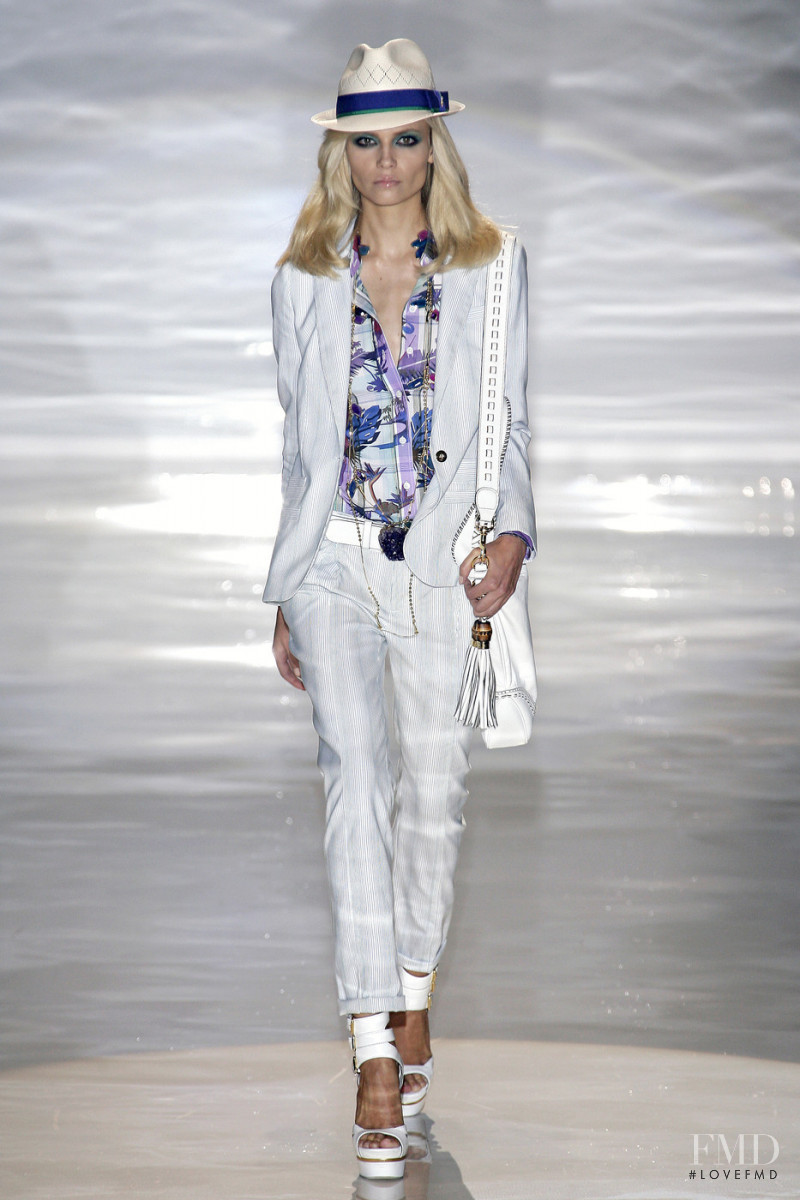 Natasha Poly featured in  the Gucci fashion show for Spring/Summer 2009