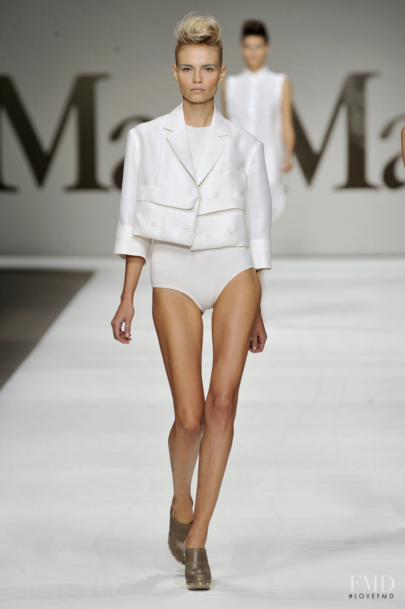 Natasha Poly featured in  the Max Mara fashion show for Spring/Summer 2009