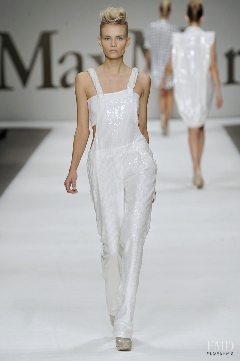 Natasha Poly featured in  the Max Mara fashion show for Spring/Summer 2009