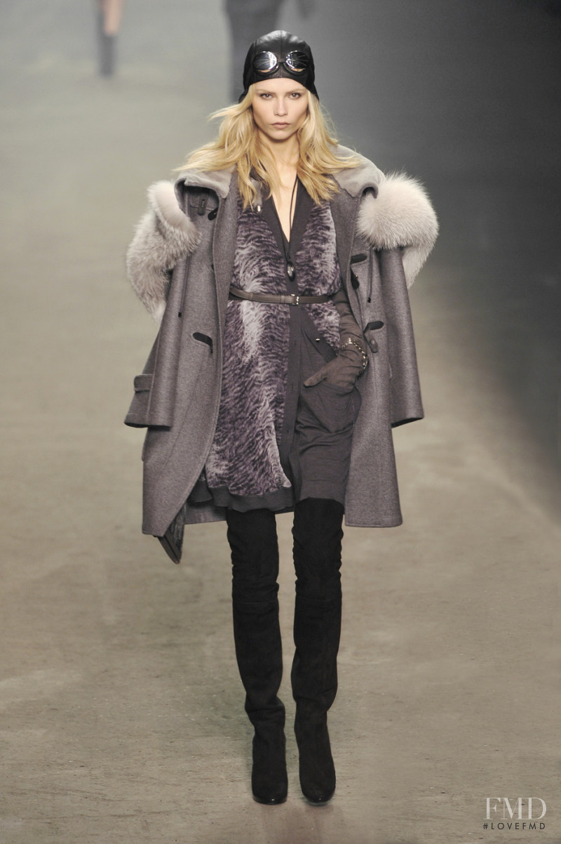 Natasha Poly featured in  the Hermès fashion show for Autumn/Winter 2009