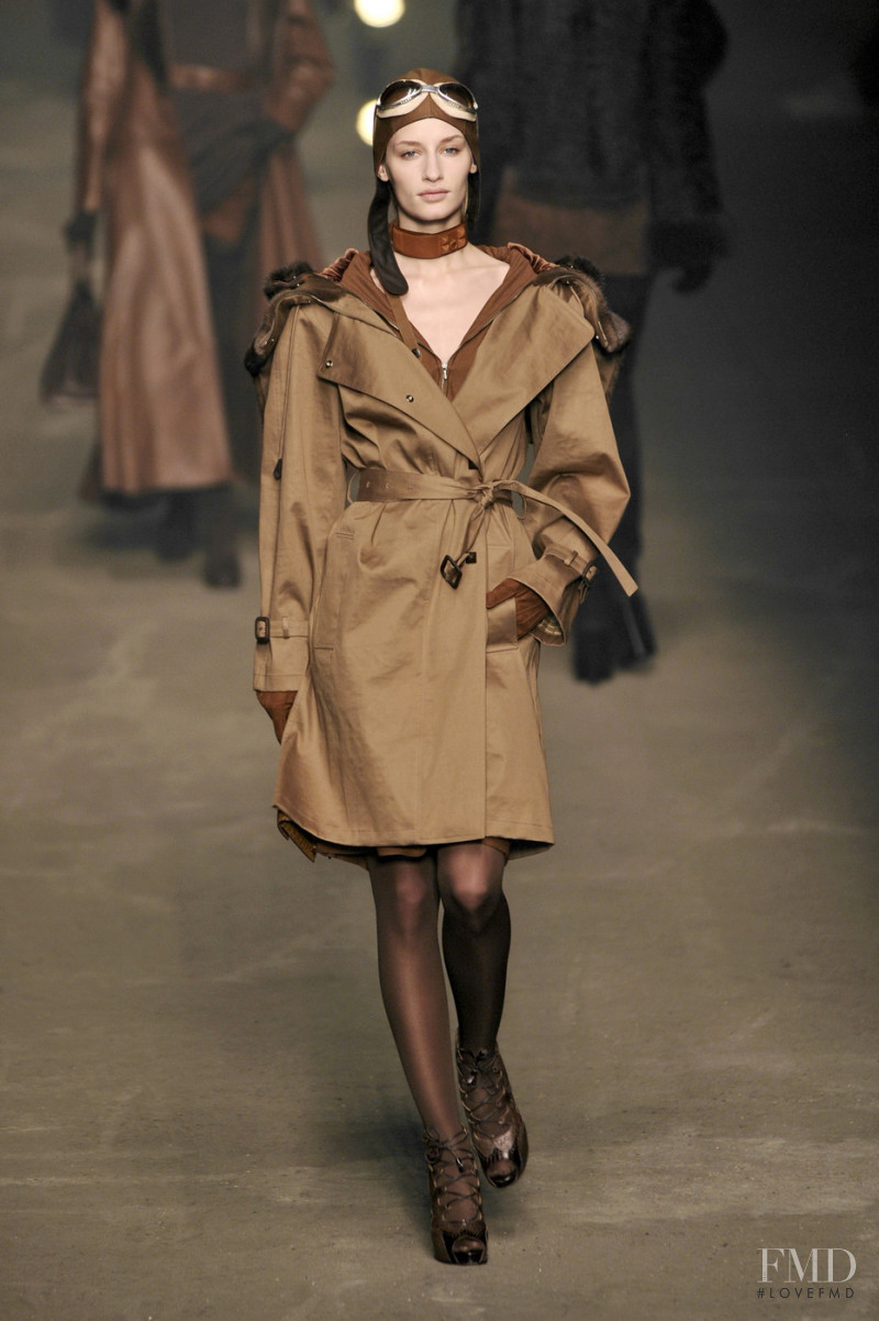 Linda Vojtova featured in  the Hermès fashion show for Autumn/Winter 2009