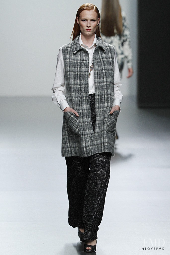 Javier Larrainzar fashion show for Autumn/Winter 2011