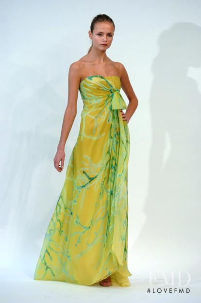 Natasha Poly featured in  the Oscar de la Renta fashion show for Cruise 2006