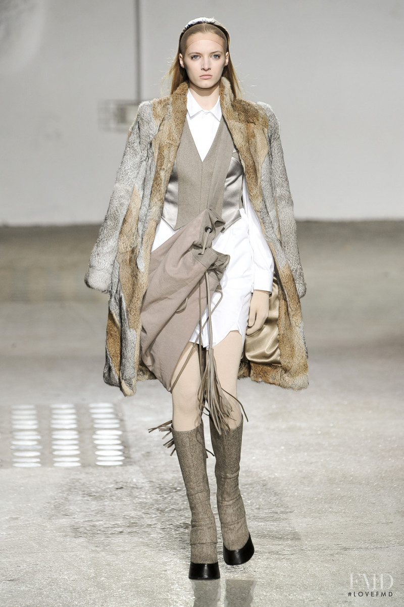 Daria Strokous featured in  the A.F. Vandevorst fashion show for Autumn/Winter 2009