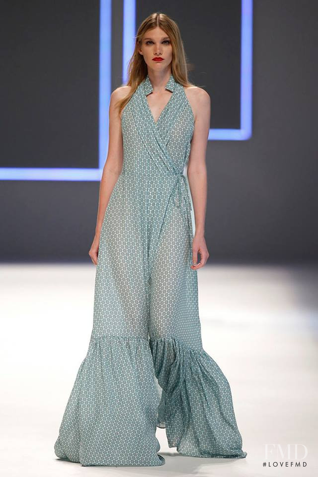 Irina Nikolaeva featured in  the Menchén Tomàs fashion show for Spring/Summer 2016
