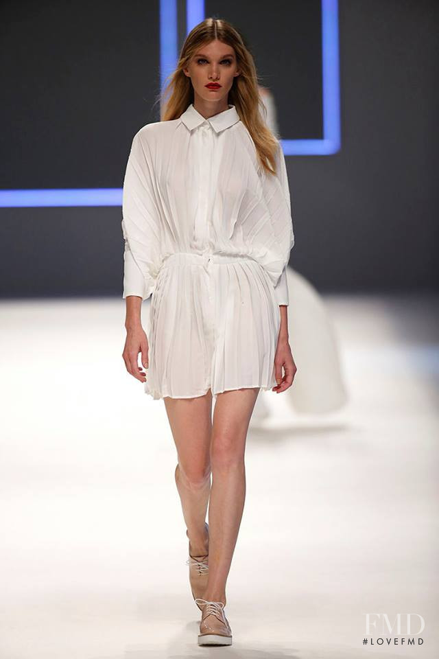 Irina Nikolaeva featured in  the Menchén Tomàs fashion show for Spring/Summer 2016