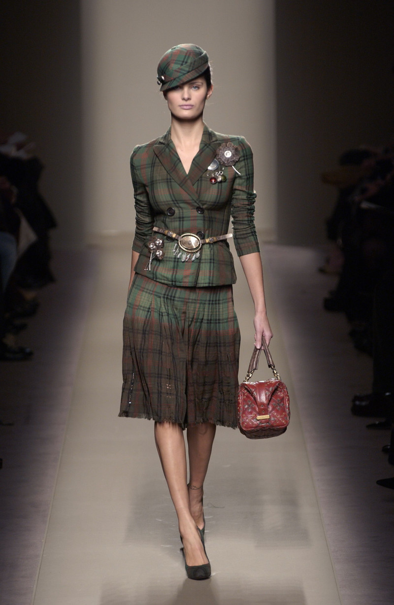 Isabeli Fontana featured in  the Bottega Veneta fashion show for Autumn/Winter 2006