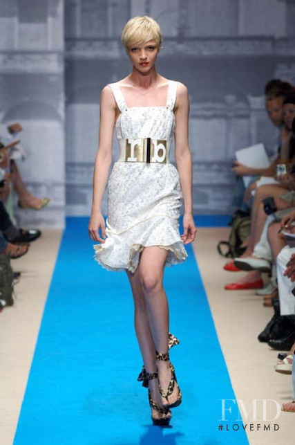 Mariacarla Boscono featured in  the roccobarocco fashion show for Spring/Summer 2007