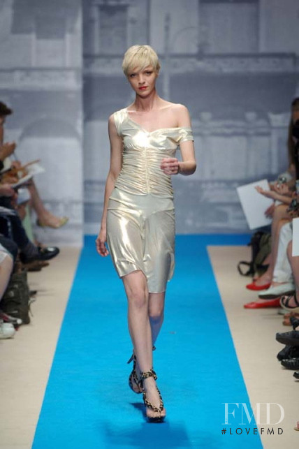 Mariacarla Boscono featured in  the roccobarocco fashion show for Spring/Summer 2007