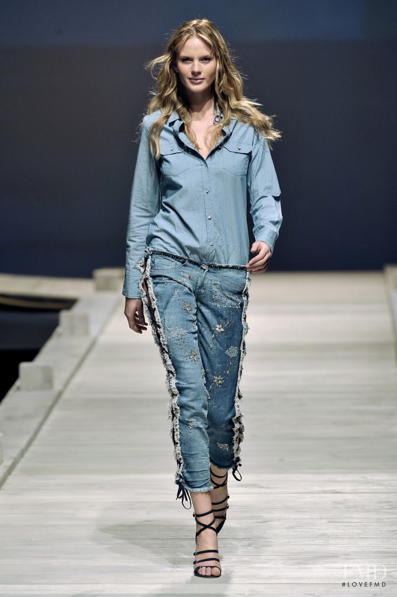 Anne Vyalitsyna featured in  the Paul et Joe fashion show for Spring/Summer 2009
