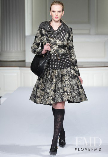 Anne Vyalitsyna featured in  the Oscar de la Renta fashion show for Pre-Fall 2009