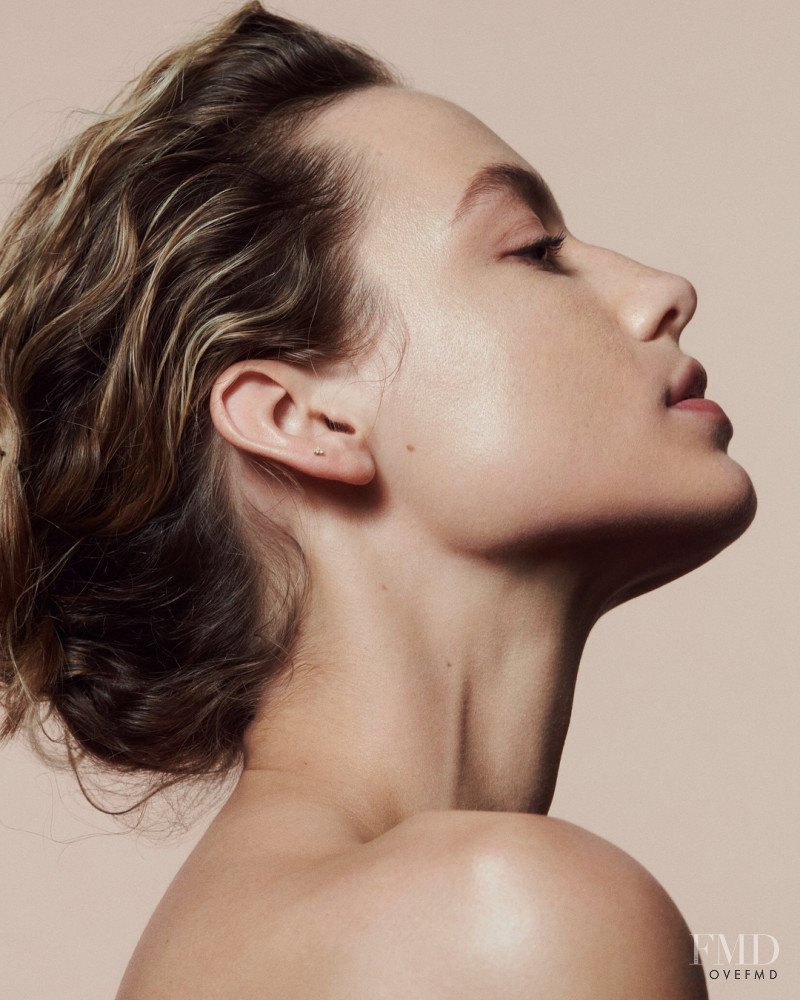 Hannah Ferguson featured in  the Marc Jacobs Beauty Shameless Foundation advertisement for Spring/Summer 2018